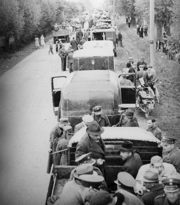 Kolumna pojazdów zmierzających do granicy polsko-rumuńskiej w połowie września 1939 roku. Fotografia Czesława Datki ze zbiorów Narodowego Archiwum Cyfrowego. 