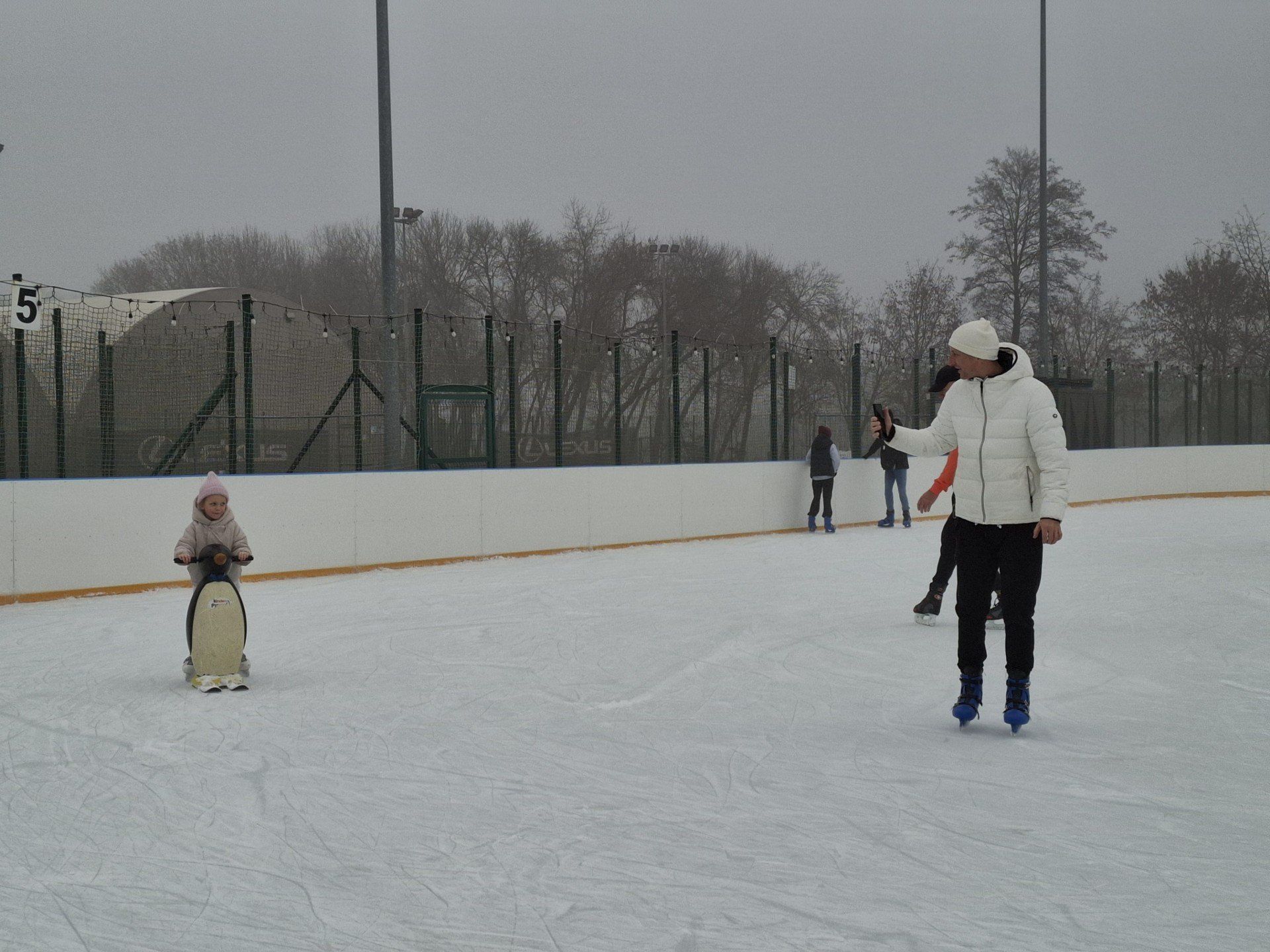 Na lodowisku pojawiły się przede wszystkim rodziny. Więcej na kolejnych zdjęciach 