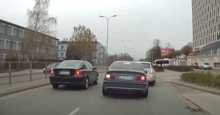 Nagranie z Warszawy. Tak się kończy wyprzedzanie prawym pasem