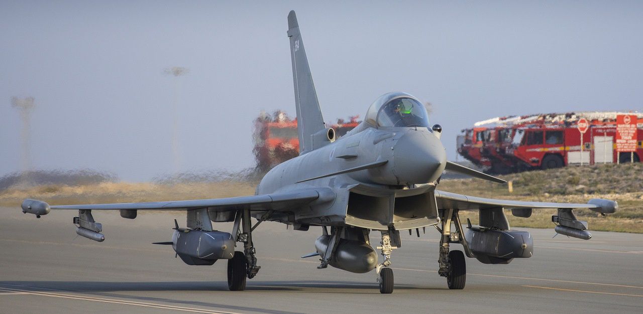
Typhoon FGR.4 kołuje do startu z dwoma pociskami Storm Shadow.
