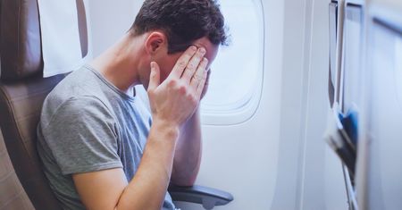 Może powodować wymioty i biegunki. Ujawnia się w podróży