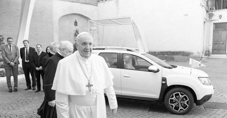 Wstydził się drogich aut. Na papamobile wybierał tanie samochody