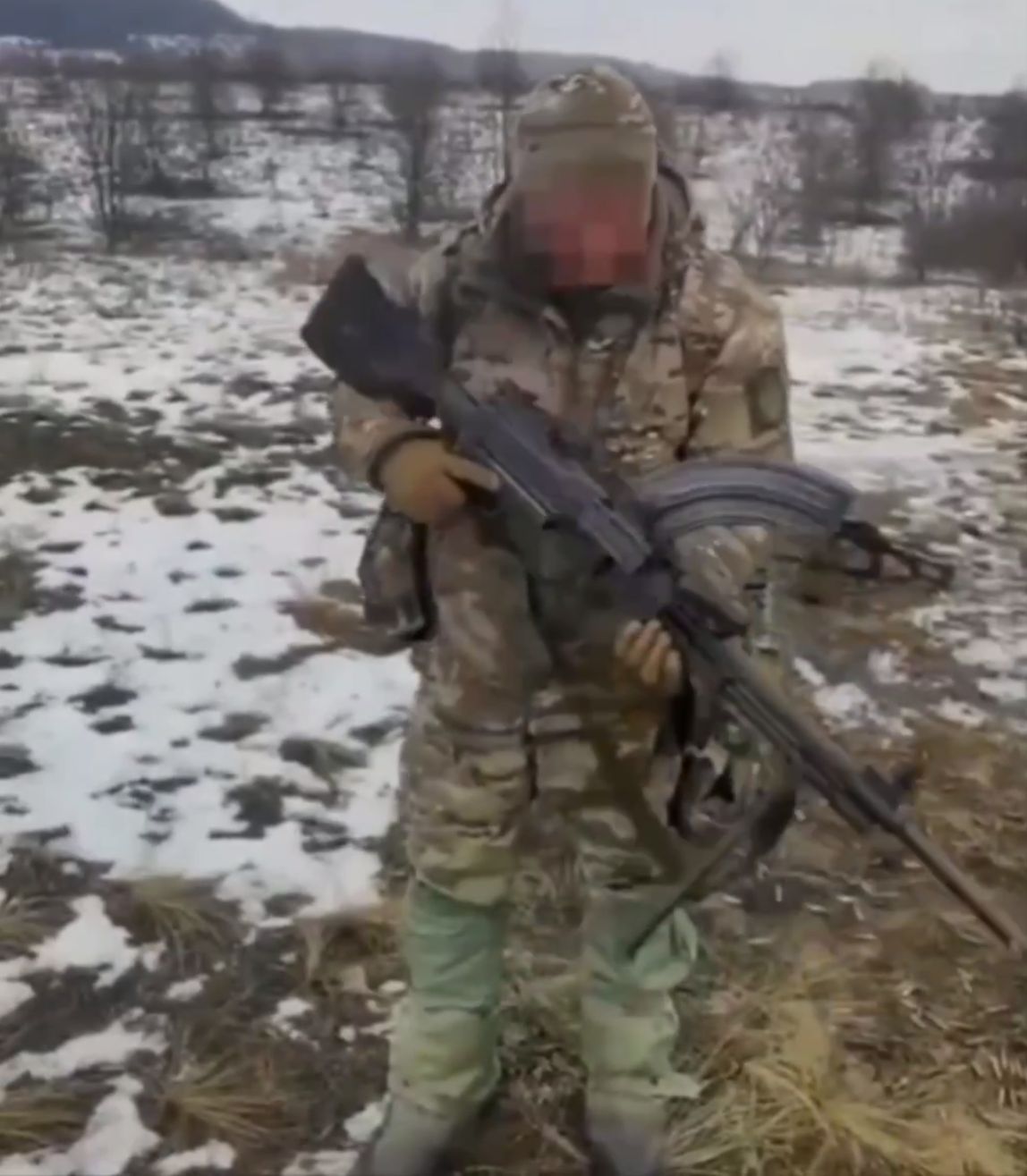 A Russian soldier evaluates the Type 73 rifle from the DPRK.