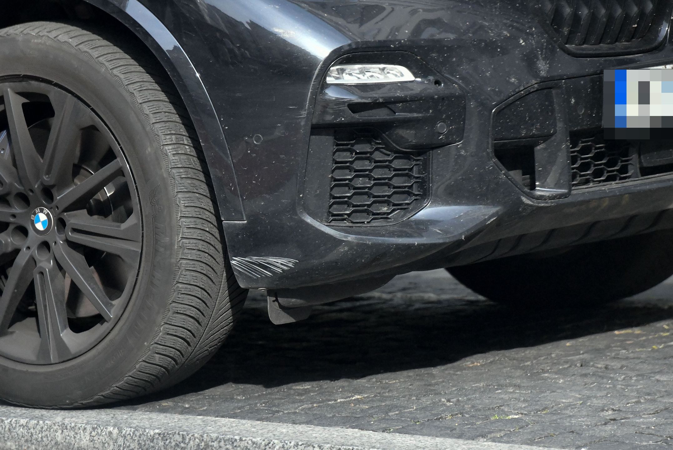 Uszkodzone auto Agnieszki Kaczorowskiej i Marcina Rogacewicza