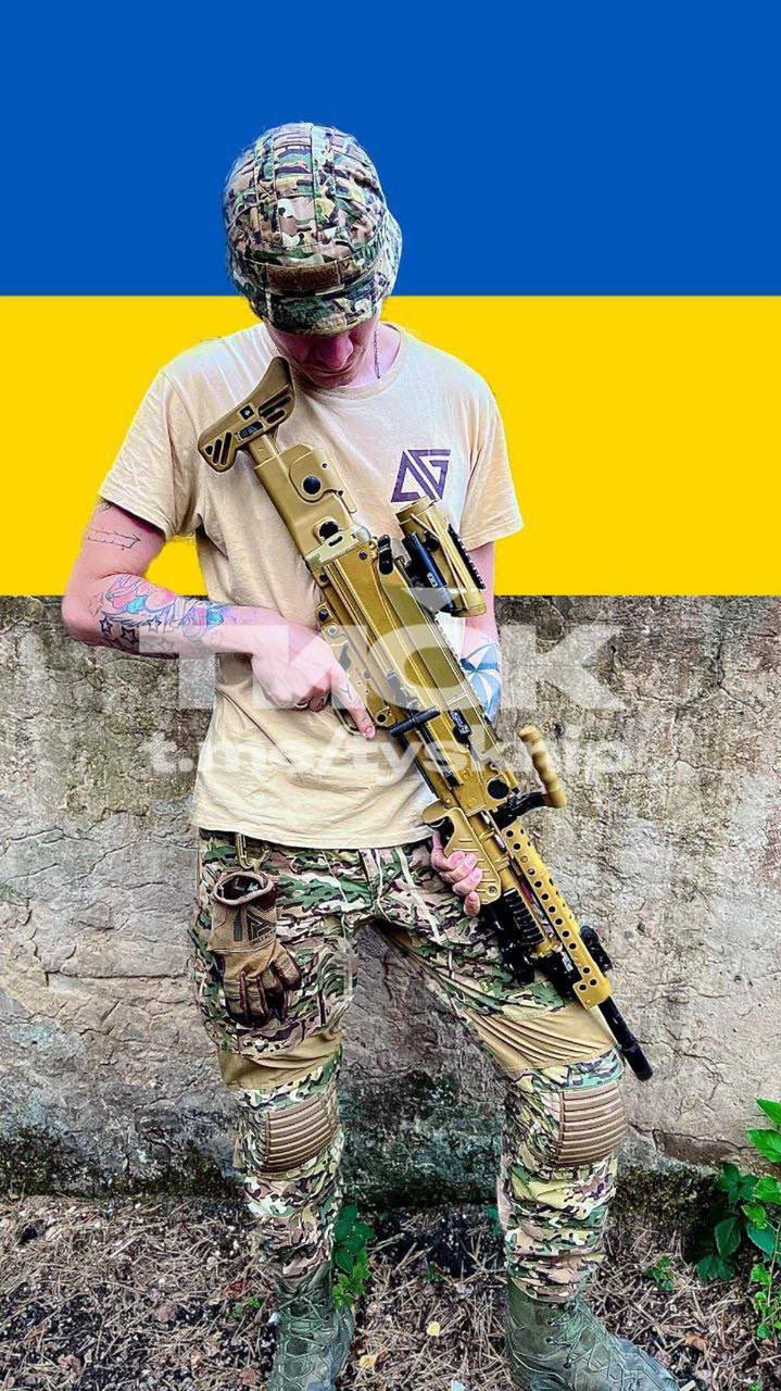 Ukrainian soldier with new universal machine gun MG5.