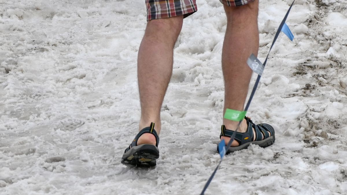 Turyści w sandałach na śniegu w Tatrach. Te zdjęcia to dowód braku roztropności 1