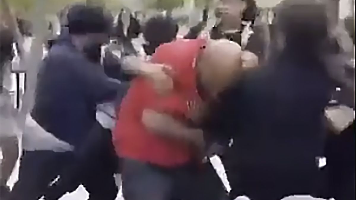 Ojciec wdał się w bójkę z uczniami przed szkołą