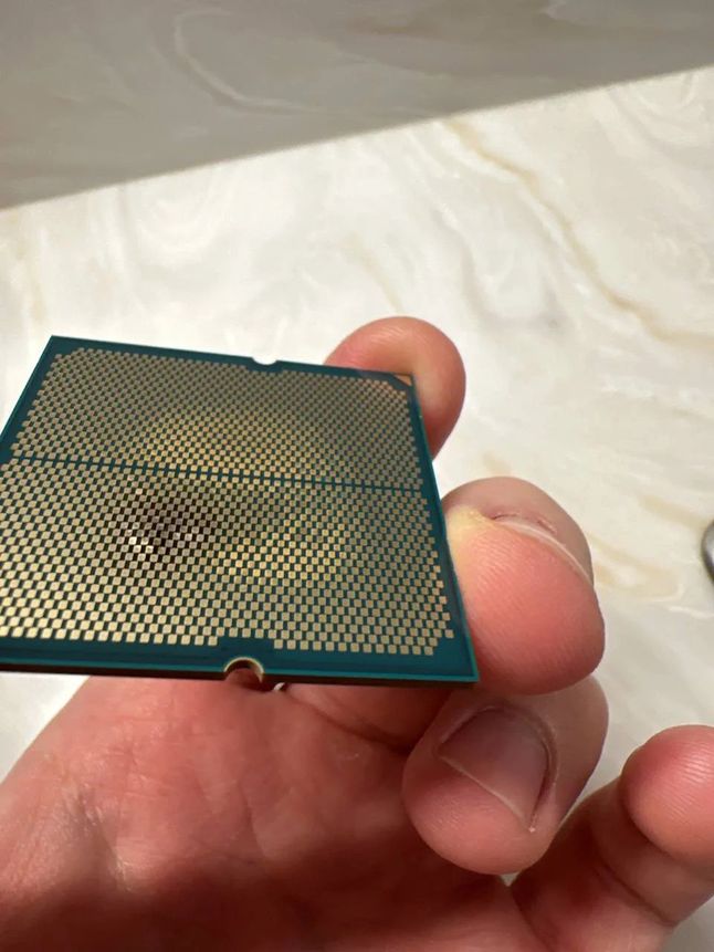 Spalony procesor AMD Ryzen 9 7950X3D.
