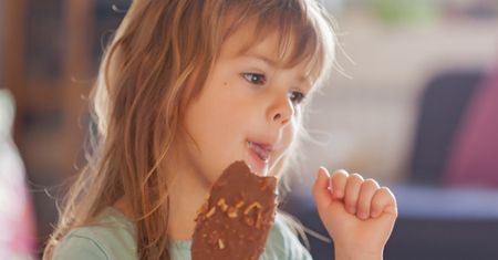 Sanepid wycofuje z popularne lody na patyku! "To może odbić się na zdrowiu"