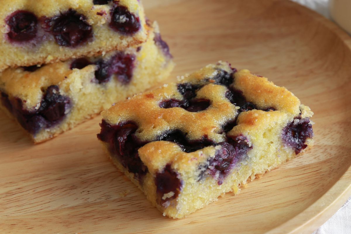 Blueberry yogurt cake: A simple and moist summer delight