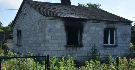 Policjanci uratowali 50-latka z płonącego domu