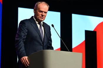 "Gra o wielką stawkę". Tusk oskarża Nawrockiego
