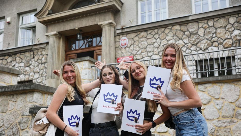 08.07.2025 KRAKOW, UL. KRZEMIONKI 11, LICEUM IV, MATURZYSCI, WYNIKI, ODBIOR ZASWIADCZEN NZ FOT. ANDRZEJ BANAS / POLSKA PRESS