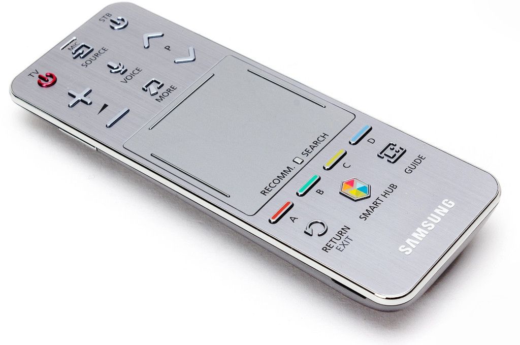 Klasyczny pilot Samsung SmartTV z widocznym przyciskiem Voice do sterowania głosowego