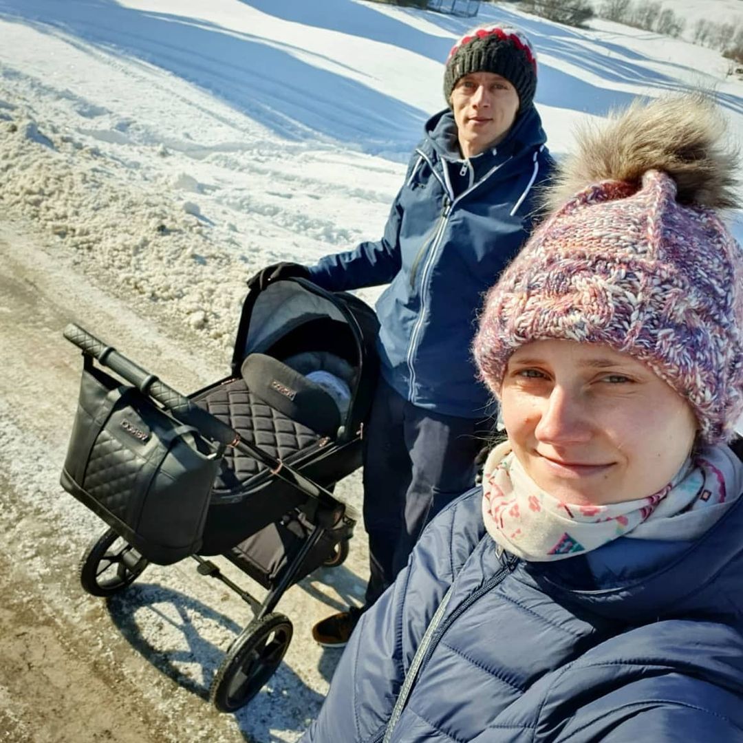 Dawid i Marta Kubaccy na spacerze z Zuzanną