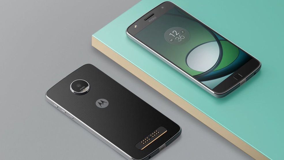 Moto M pozuje do zdjęć. Nijak nie przypomina innych modeli Lenovo Moto 1