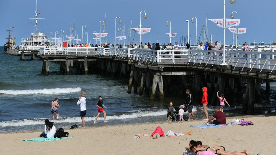 pla�a w Sopocie
Sopot, 19.06.2022. Pla�owicze wypoczywaj�cy w s�oneczne popo�udnie nad Ba�tykiem przy molo w Sopocie, 19 bm. Niedziela jest najgor�tszym dniem obecnego tygodnia. W wielu regionach temperatura przekracza 30 stopni Celsjusza. Instytut Meteorologii i Gospodarki Wodnej wyda� ostrze�enia przed upa�ami. (amb) PAP/Adam War�awa
Adam War�awa
Ba�tyk, k�piel w morzu, lato, morze, nad morzem, odpoczynek, pla�a, pla�a w Sopocie, pogoda, upa�y, wakacje, wypoczynek, ba�tyckie, pla�owicze, upa�, urlop, weekend, wysoka temperatura, opalanie