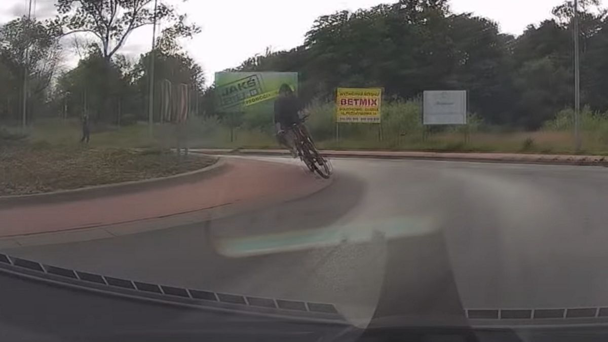 Rowerzysta zaliczył spektakularną wywrotkę