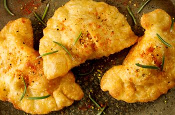 Panierowane pierogi zastąpią krokiety. Mają pyszny farsz i chrupiącą skórkę