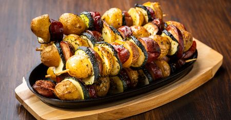 Nie czekam na sezon grillowy. Pyszne szaszłyki robię na obiad w piekarniku