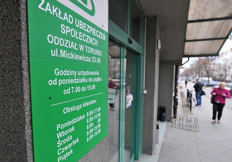 W sądowej walce z toruńskim oddziałem ZUS reprezentuje pana Adama adwokat Aleksandra Chołub. Ostatnio Sąd Okręgowy w Toruniu przyznał torunianinowi rację, ale ZUS się odwołał i sprawa trwa dalej.