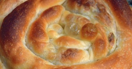 Burek. Chrupiące ciasto listkowe faszerowane serem i ziołami