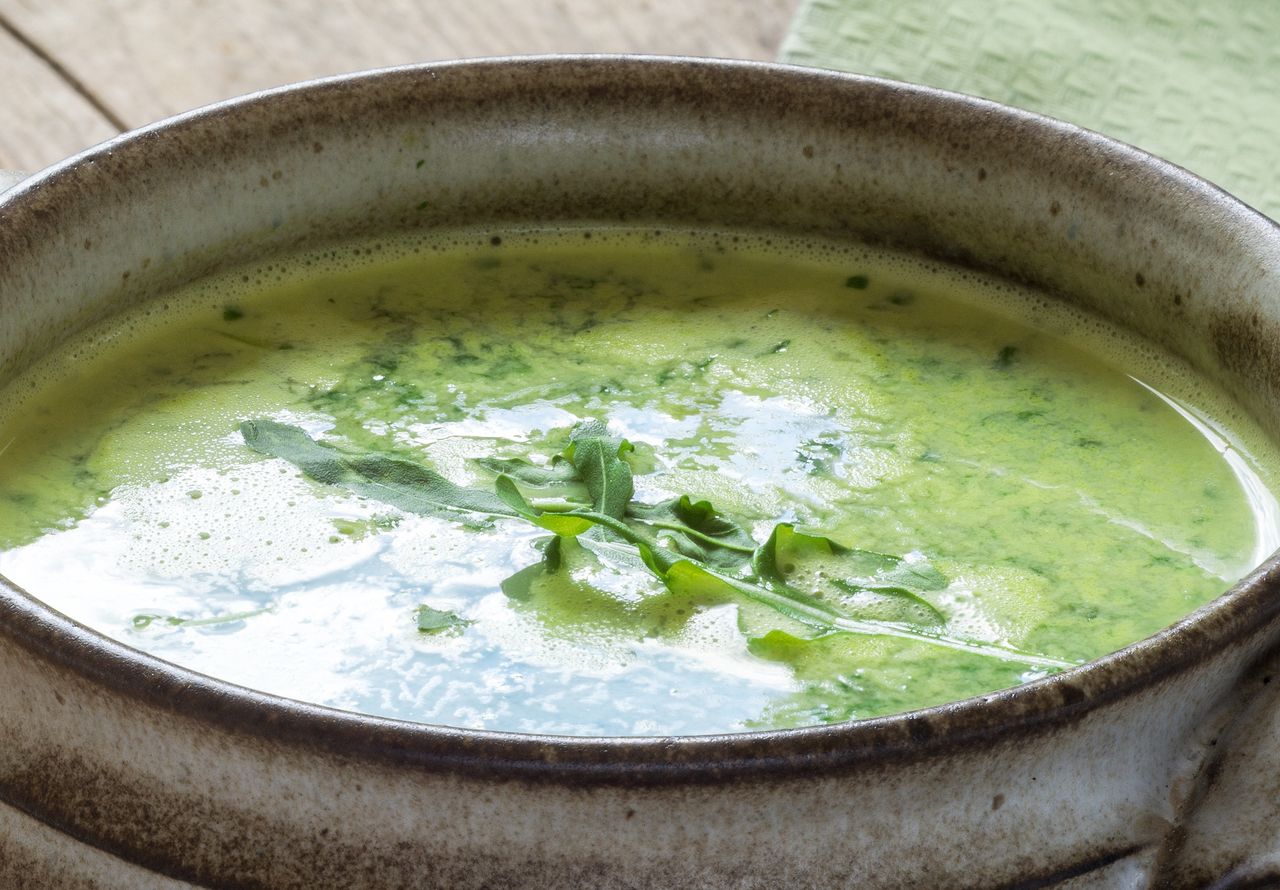 Nikt nie pogardzi dokładką tej zupy. Wykorzystuję ulubione zielone liście