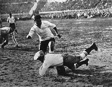 Héctor Castro atakuje bramkarza Argentyny fot. domena publiczna