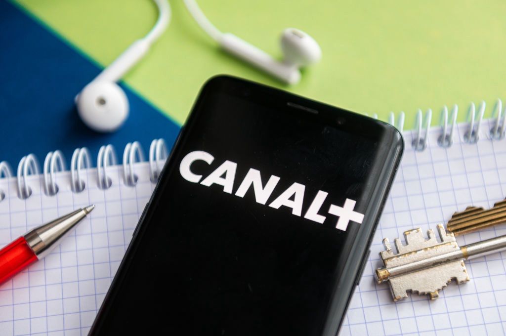 Canal+ dokonał legalnego "abordażu". Przejął pirackie serwisy z filmami