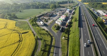 UE twierdzi, że Polska buduje nie te drogi, co trzeba, zaniedbuje je i przekazuje niewiarygodne dane. GDDKiA i ekspert odpierają zarzuty