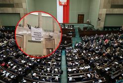 Napięcie na sejmowej galerii. Straż wyprowadziła aktywistkę