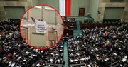 Napięcie na sejmowej galerii. Straż wyprowadziła aktywistkę