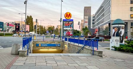 Warszawa: Wejścia do stacji metra Imielin zamknięte