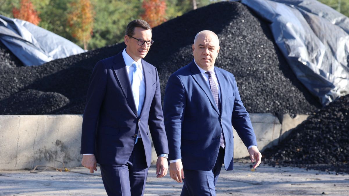 Premier Mateusz Morawiecki i wicepremier, szef MAP Jacek Sasin