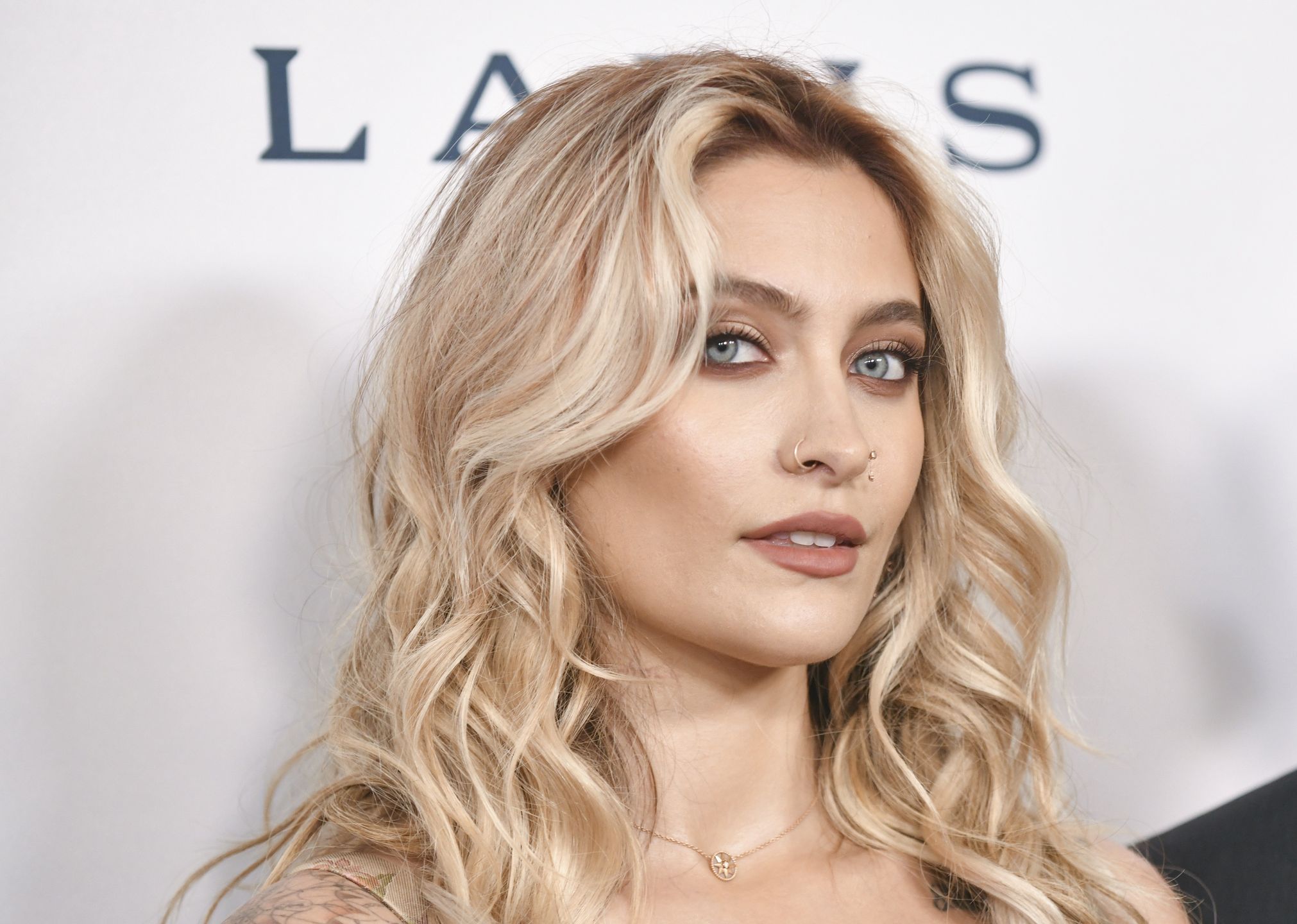 Paris Jackson wdzięczy się z bratem na ściance