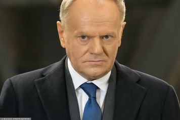 Tusk nie będzie już grzeczny, bo czuje się mocniejszy. W koalicji wskazują na przełom w TK