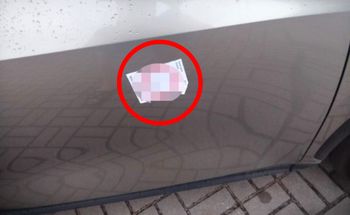 Nakleił na auto naklejki "za parkowanie". 52-latek usłyszał zarzuty