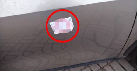 Nakleił na auto naklejki "za parkowanie". 52-latek usłyszał zarzuty