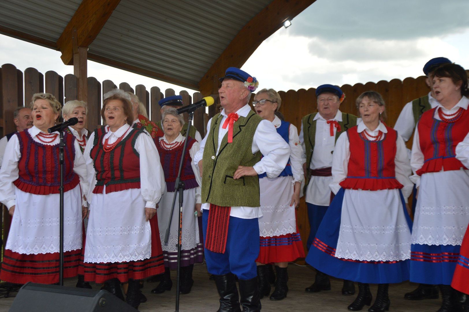 W trakcie imprezy w Centrum Kształceniowo Integracyjnym w Michniowie wystąpiła Suchedniowska Orkiestra Dęta, zespół &#34;Skokotliwi&#34; z Mostek i dziewczęta ze Studia Piosenki.