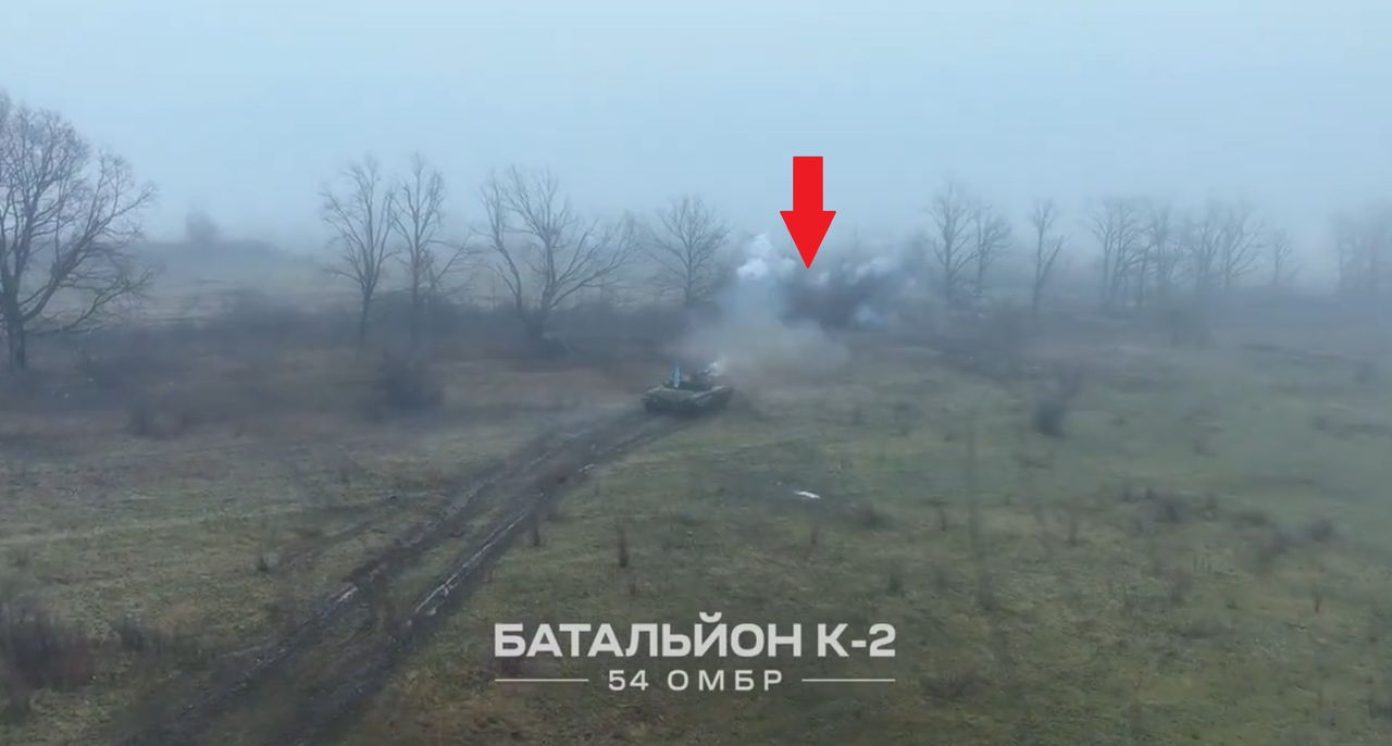 Szarża ukraińskiego czołgu T-72 we mgle na pozycje Rosjan.