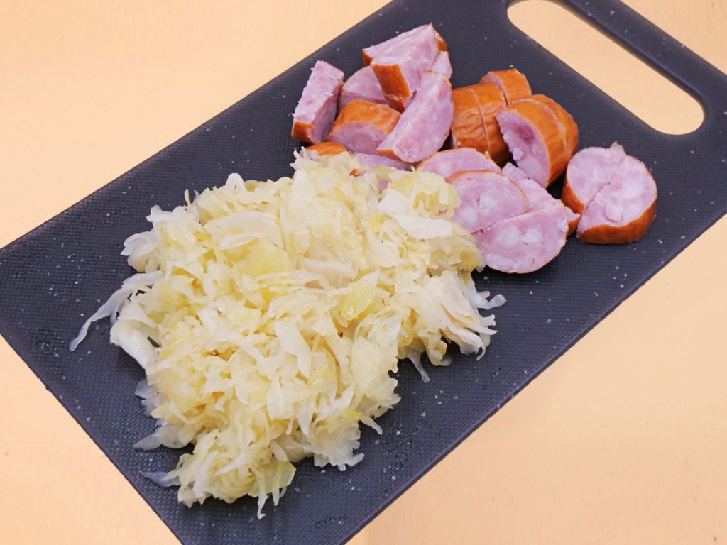 Smażona kiełbasa z kapustą kiszoną przepis
