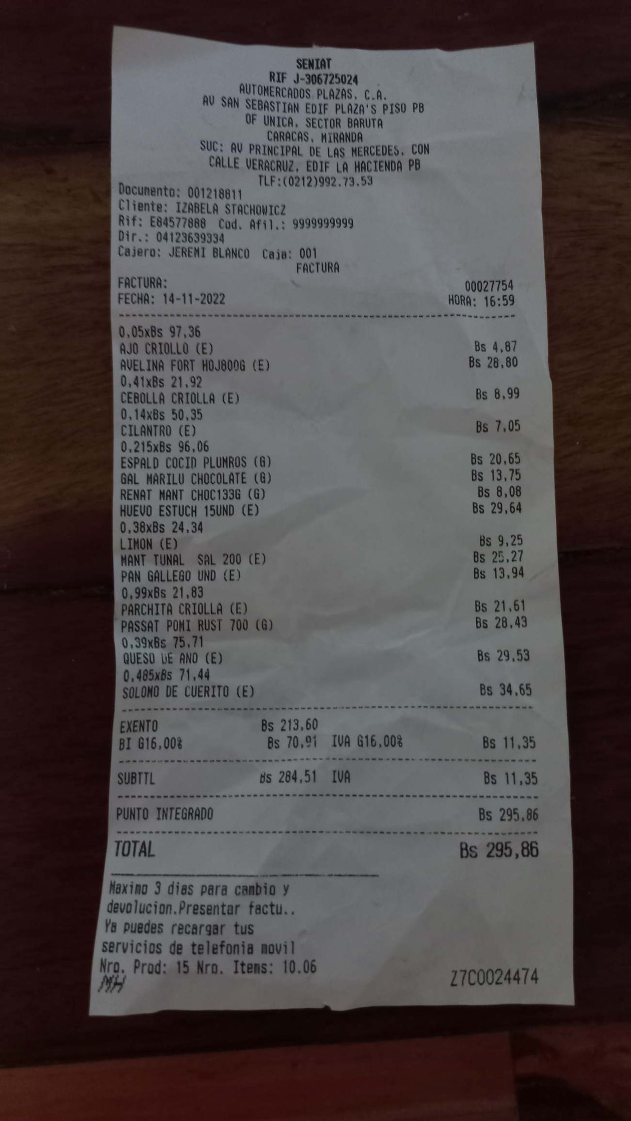 Rachunek za zakupy spożywcze w Wenezueli na 295,86 boliwarów, czyli 141,72 zł. Podstawowa pensja to 50 dolarów, czyli około 225,97 zł