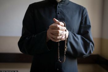 "Miałam całe zakrwawione majtki". Mówi, co robił jej ksiądz