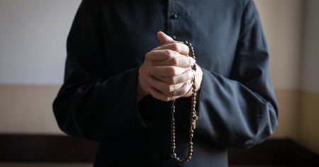 "Wcisnął mi do buzi krzyż". Mówi, co robił jej ksiądz