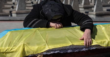 Wojna w Ukrainie. Płacz nad grobem żołnierza. Tysiące na pogrzebie