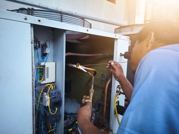 Nie płać "gapowego". Te usługi są droższe latem nawet o 45 proc.