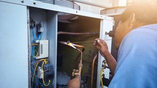 Nie płać "gapowego". Te usługi są droższe latem nawet o 45 proc.