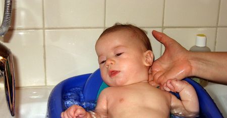 Kąpiel niemowlaka