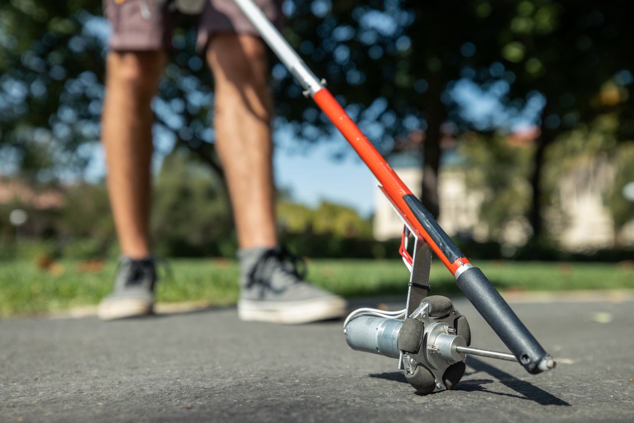 Inteligentna laska. Ten wynalazek pomoże niewidomym