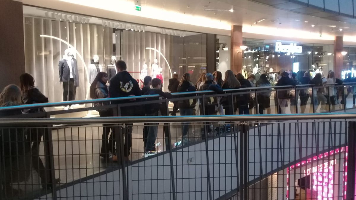 Kolejki w centrum handlowym Złote Tarasy w Warszawie w sobotę, 6 lutego.